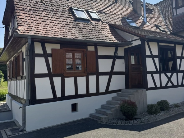 entrée Maison mitoyenne alsacienne à Hermerswiller de 88 m² avec garage et cheminée