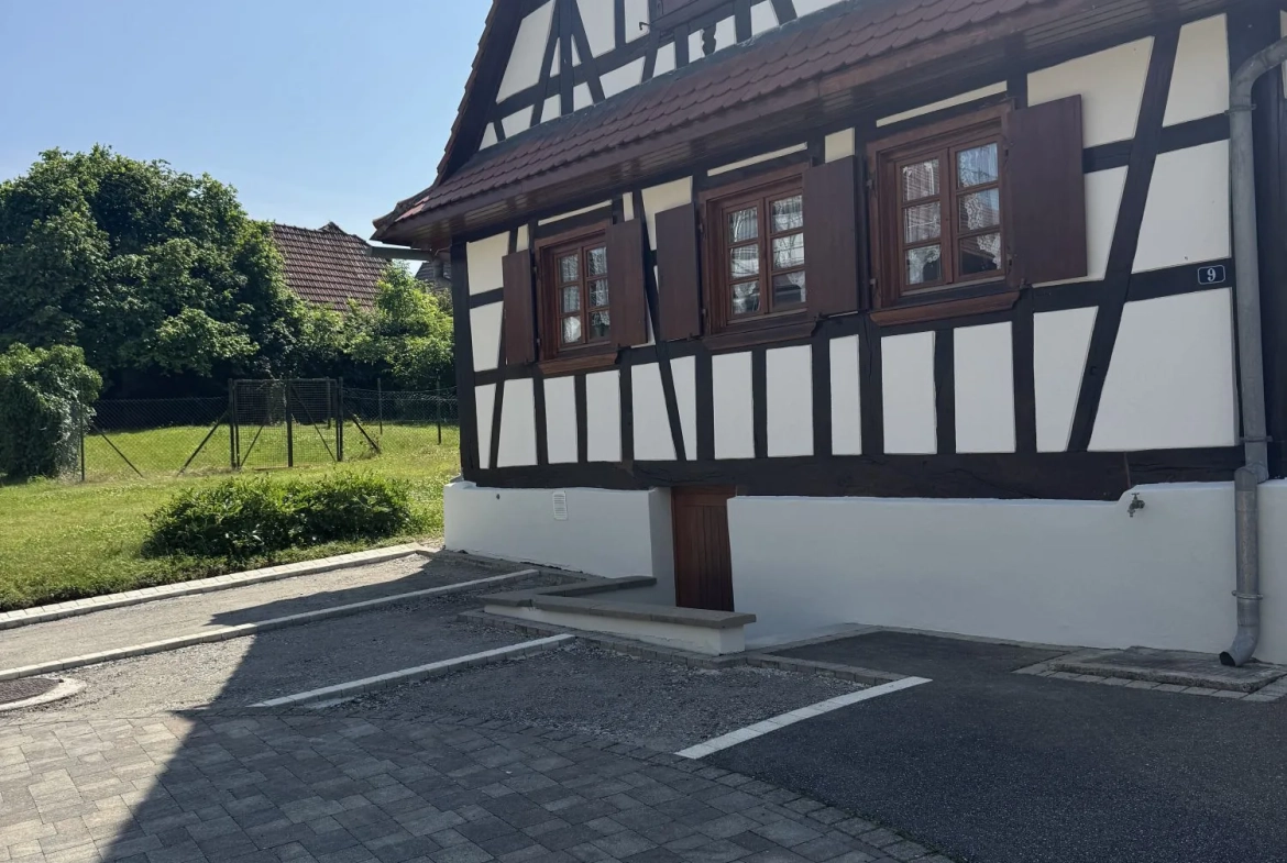 parkings extérieurs Maison mitoyenne alsacienne à Hermerswiller de 88 m² avec garage et cheminée 