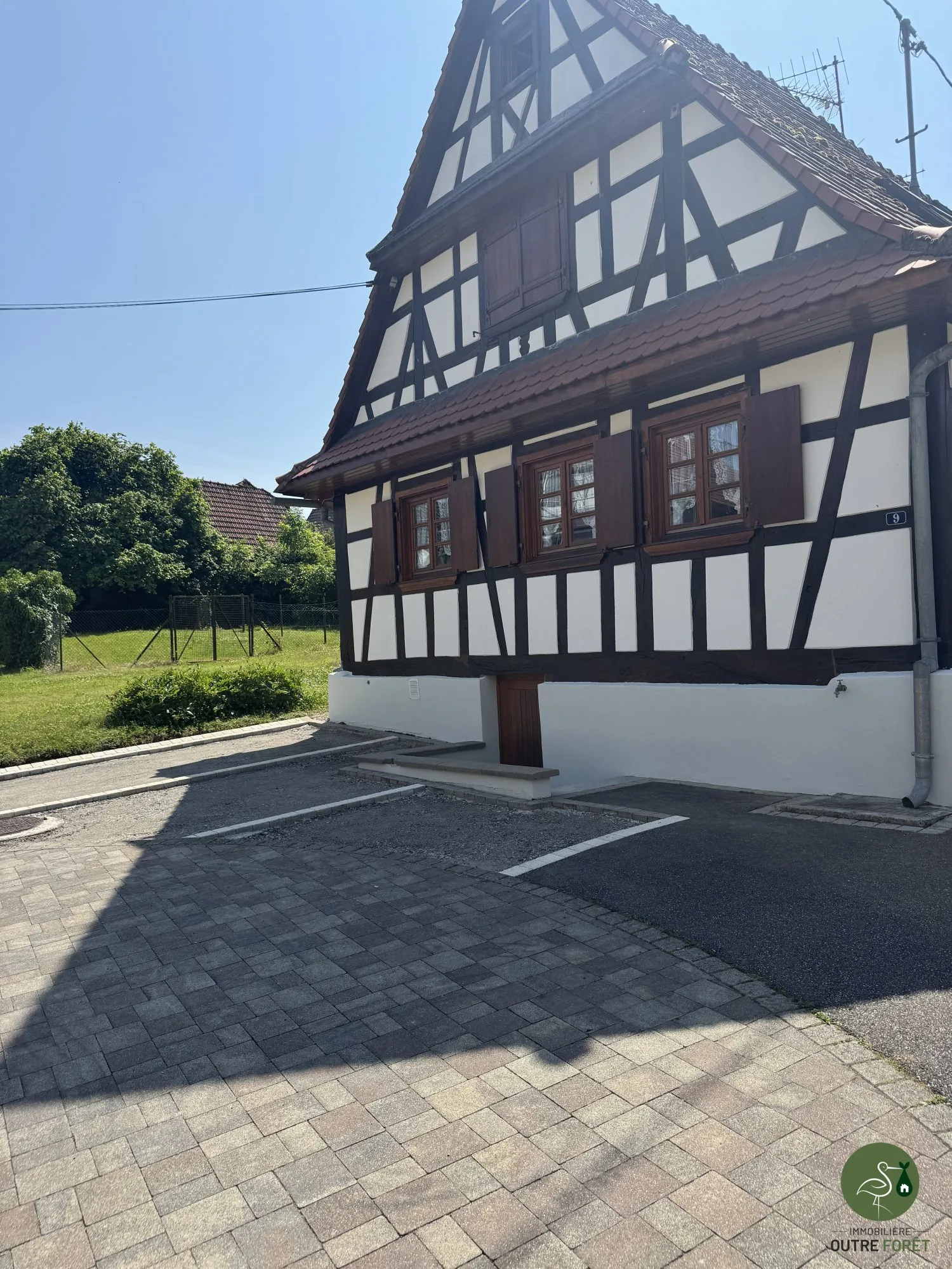 parkings extérieurs Maison mitoyenne alsacienne à Hermerswiller de 88 m² avec garage et cheminée 