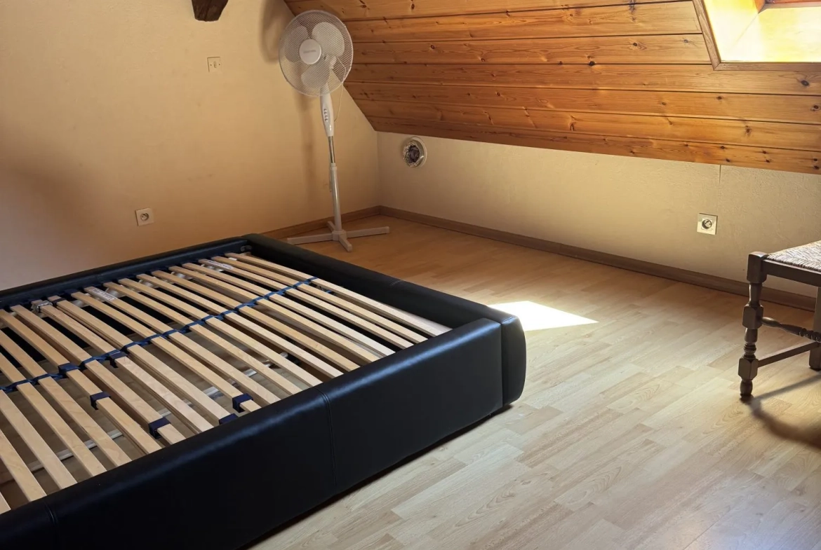chambre parent Maison mitoyenne alsacienne à Hermerswiller de 88 m² avec garage et cheminée 