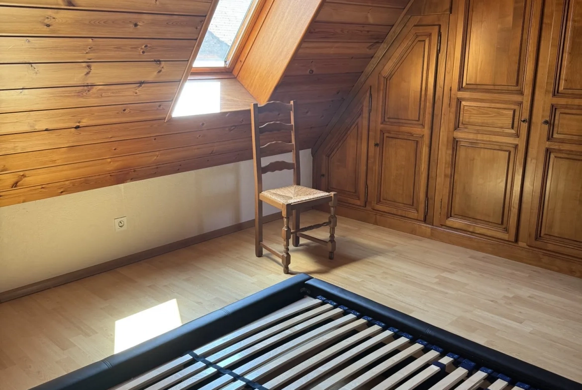 chambre parent Maison mitoyenne alsacienne à Hermerswiller de 88 m² avec garage et cheminée 