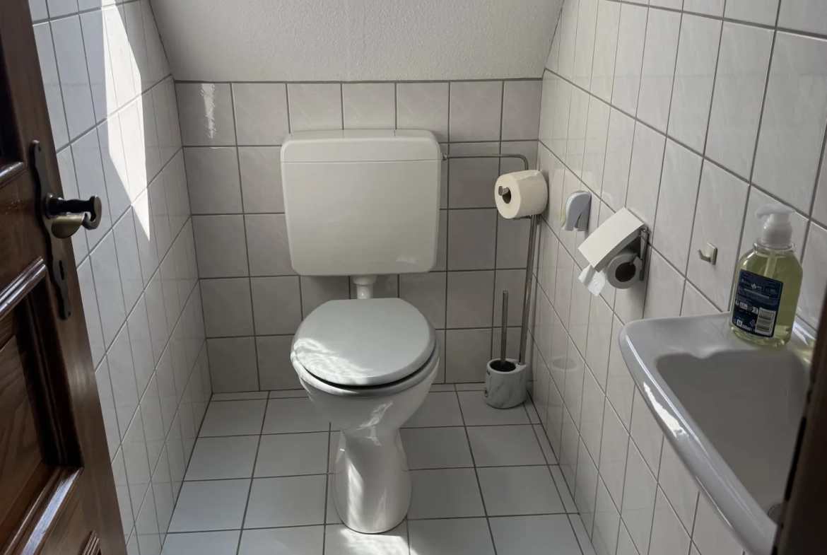 WC étage Maison mitoyenne alsacienne à Hermerswiller de 88 m² avec garage et cheminée 