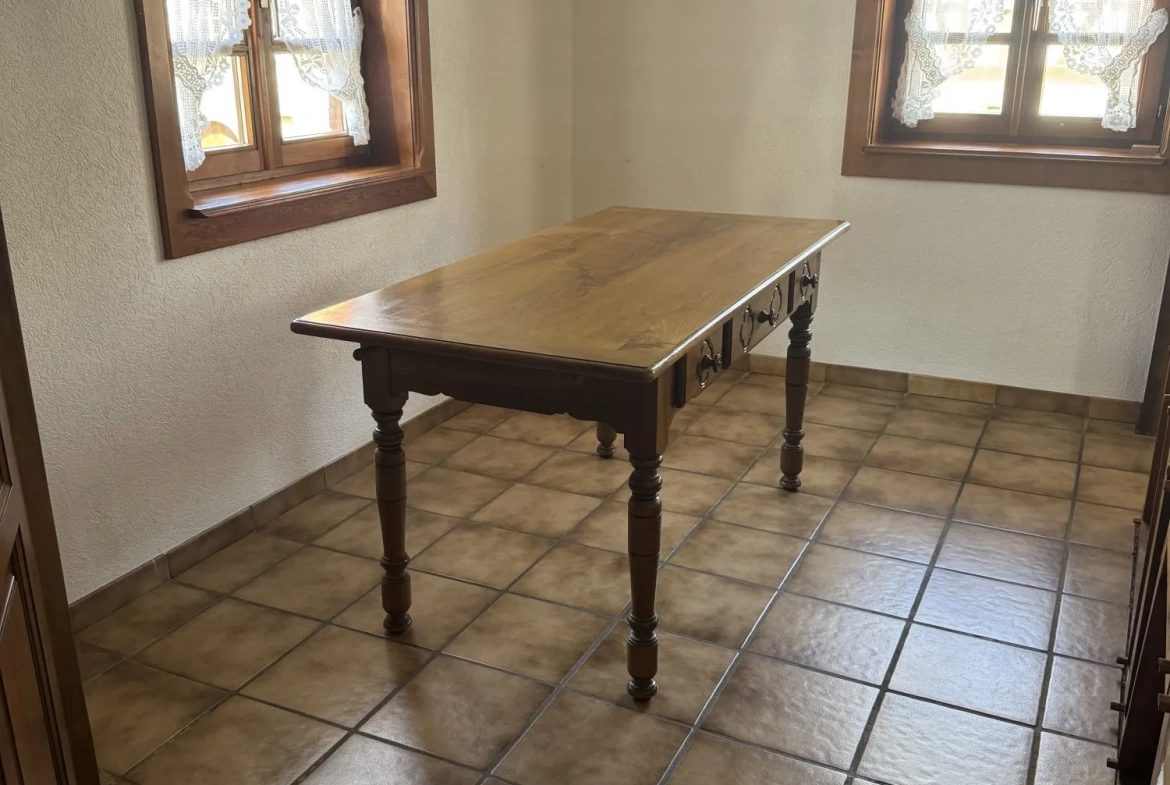 salle à manger Maison mitoyenne alsacienne à Hermerswiller de 88 m² avec garage et cheminée 