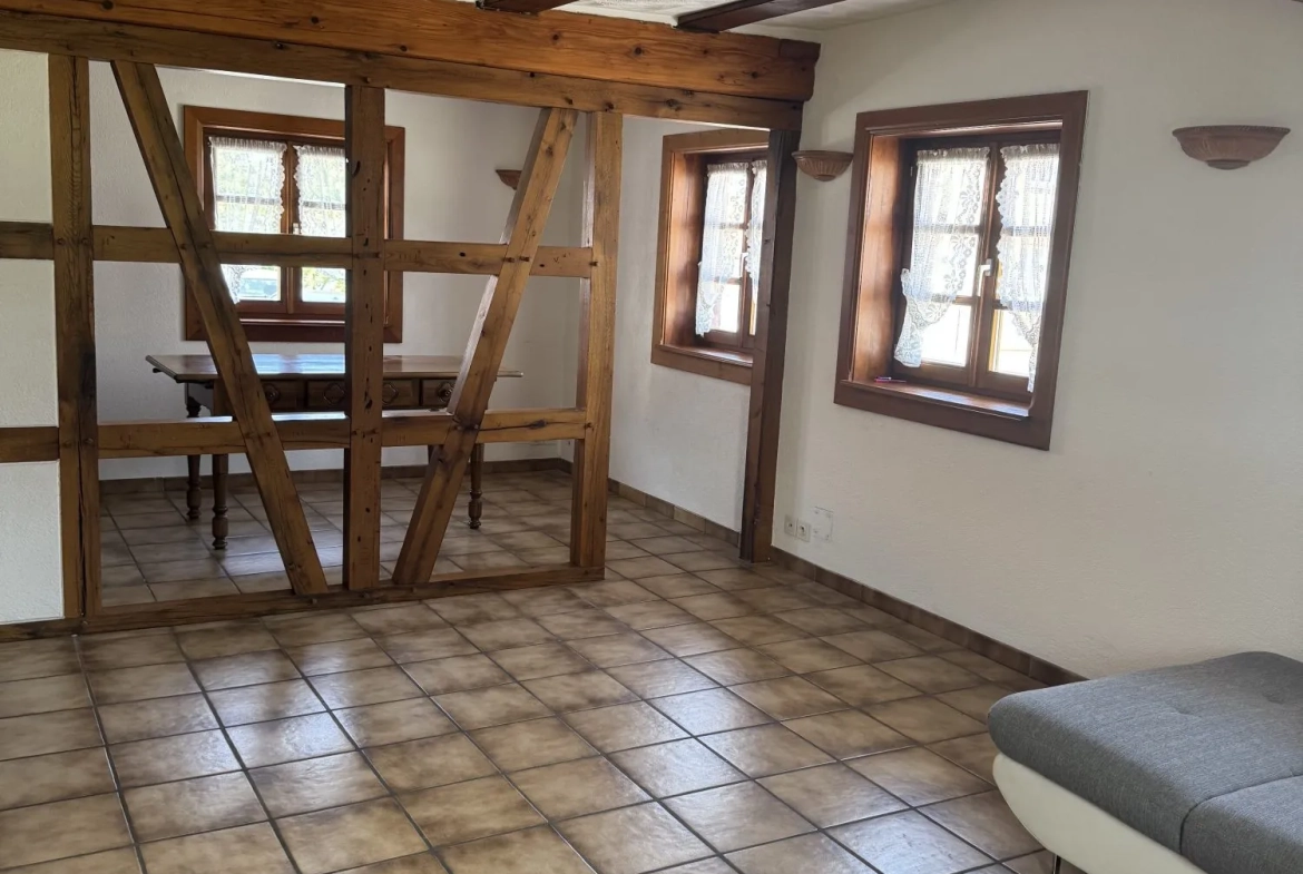 salon/séjour Maison mitoyenne alsacienne à Hermerswiller de 88 m² avec garage et cheminée 