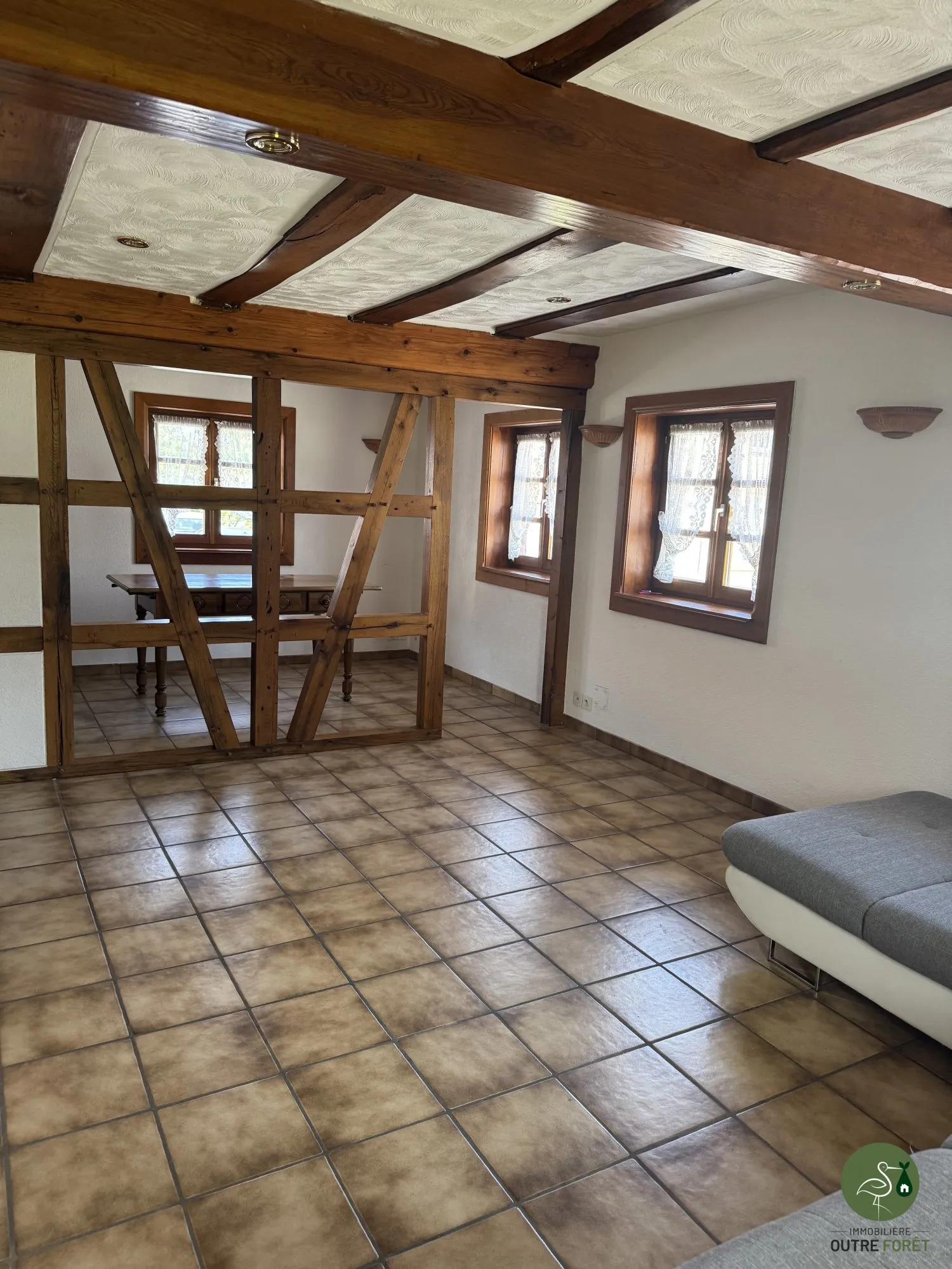 salon/séjour Maison mitoyenne alsacienne à Hermerswiller de 88 m² avec garage et cheminée 