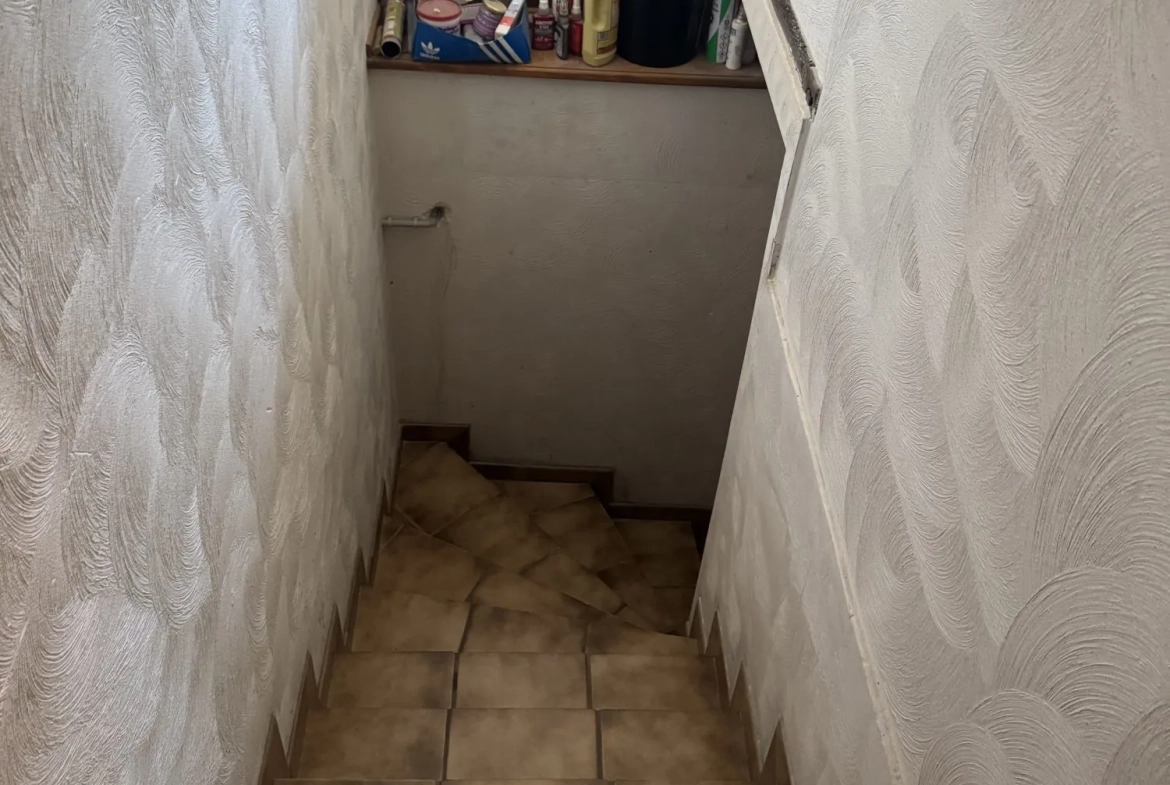 éscalier sous-sol Maison mitoyenne alsacienne à Hermerswiller de 88 m² avec garage et cheminée 