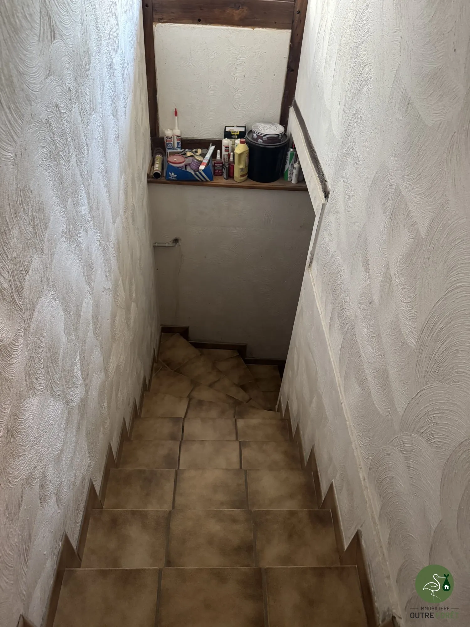 éscalier sous-sol Maison mitoyenne alsacienne à Hermerswiller de 88 m² avec garage et cheminée 