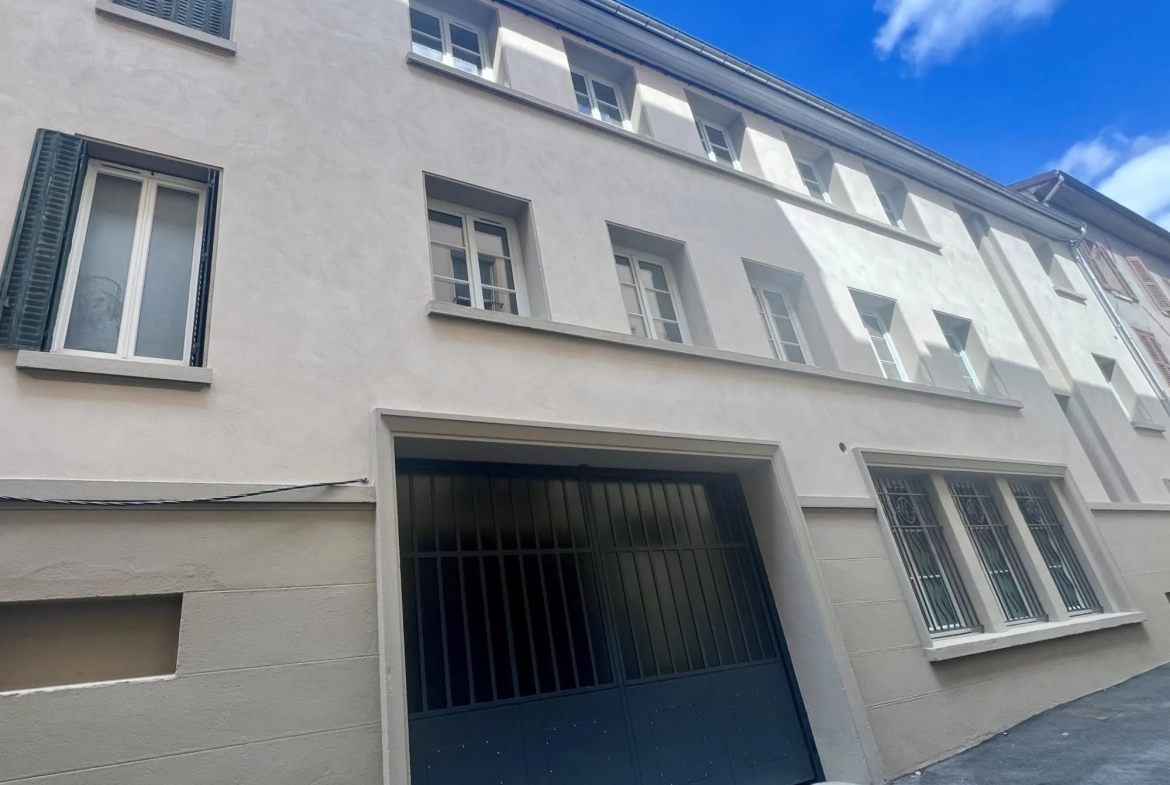 Plateau à aménager de 81 m² avec terrasse, cave et parking à Tarare 