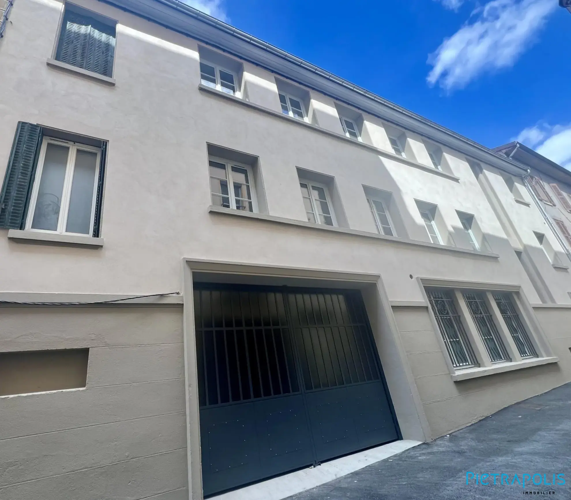 Plateau à aménager de 81 m² avec terrasse, cave et parking à Tarare 