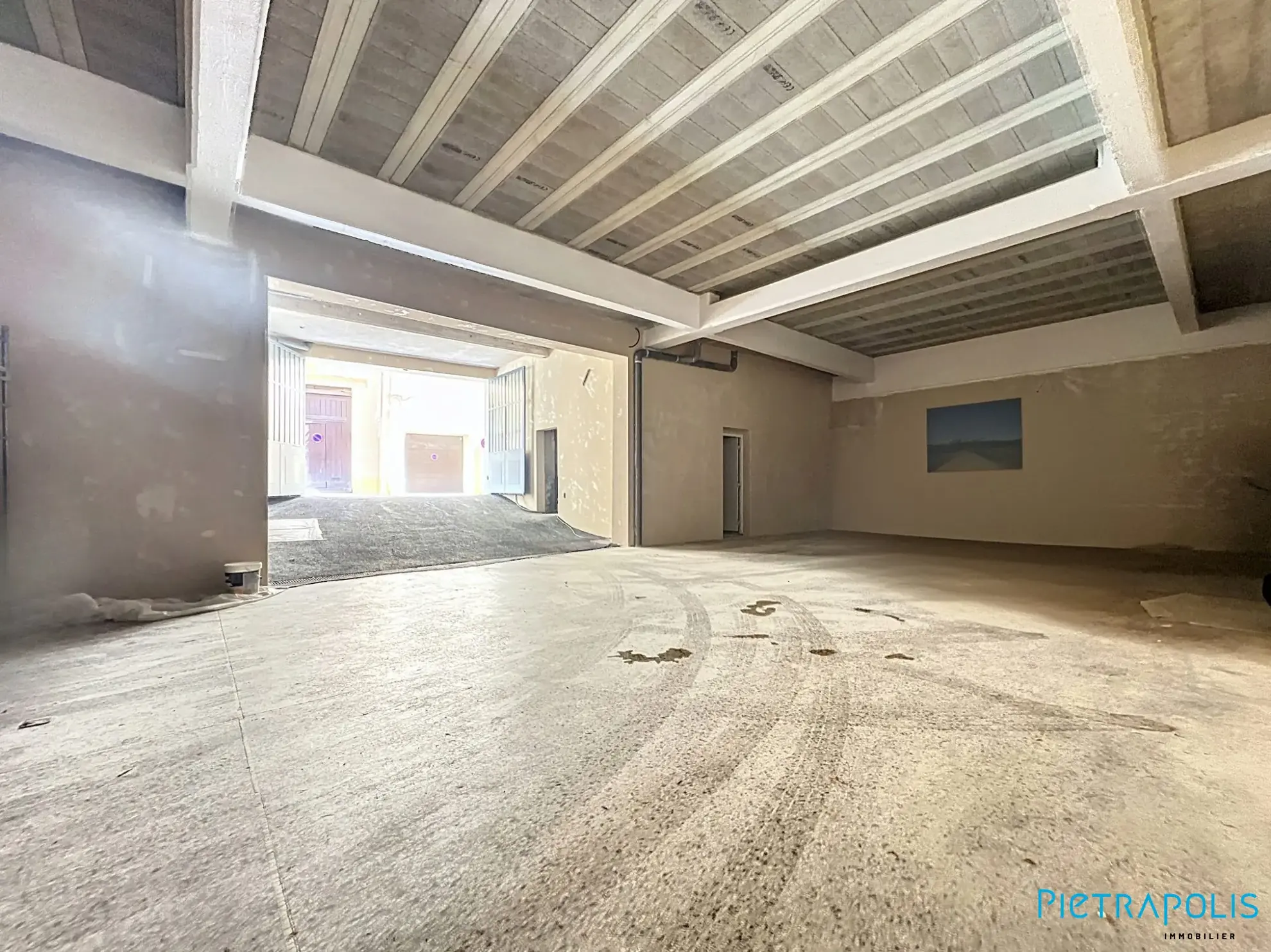 Plateau à aménager de 81 m² avec terrasse, cave et parking à Tarare 