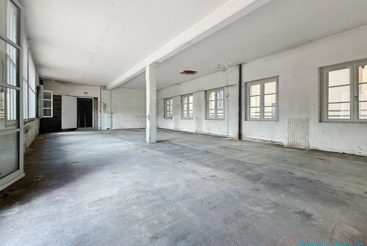 Plateau à aménager de 81 m² avec terrasse, cave et parking à Tarare 