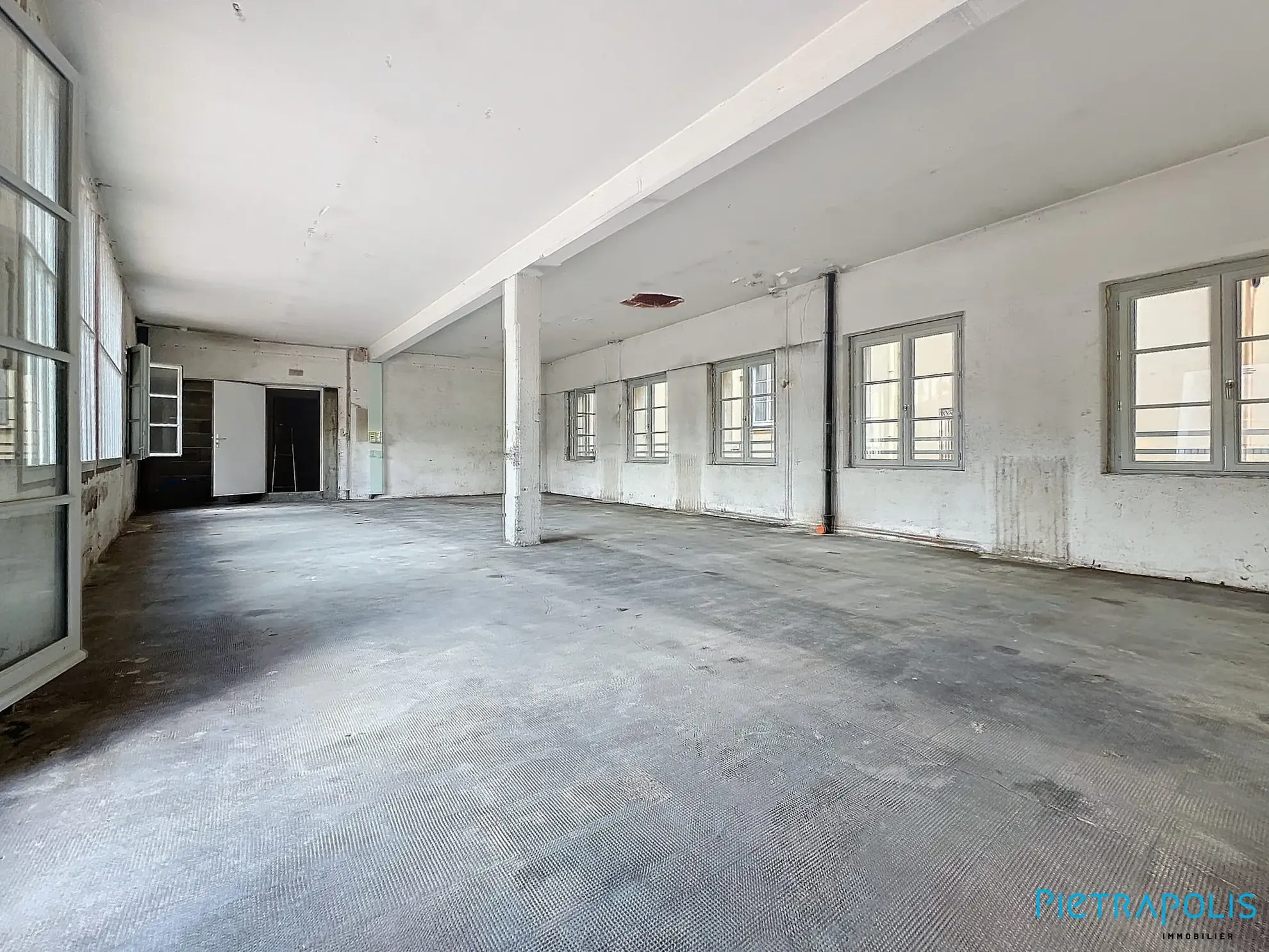 Plateau à aménager de 81 m² avec terrasse, cave et parking à Tarare 
