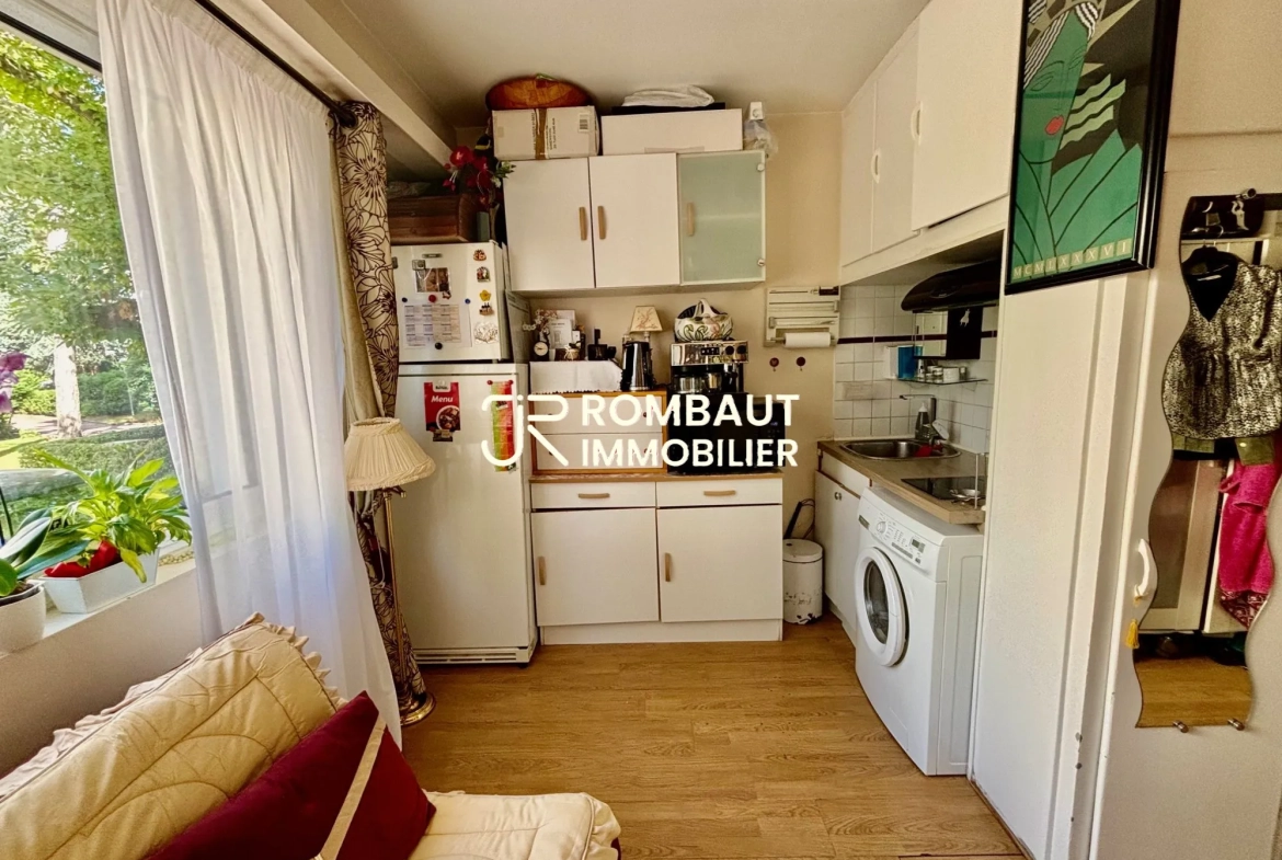 Studio lumineux à La Celle-Saint-Cloud avec stationnement et cuisine équipée 