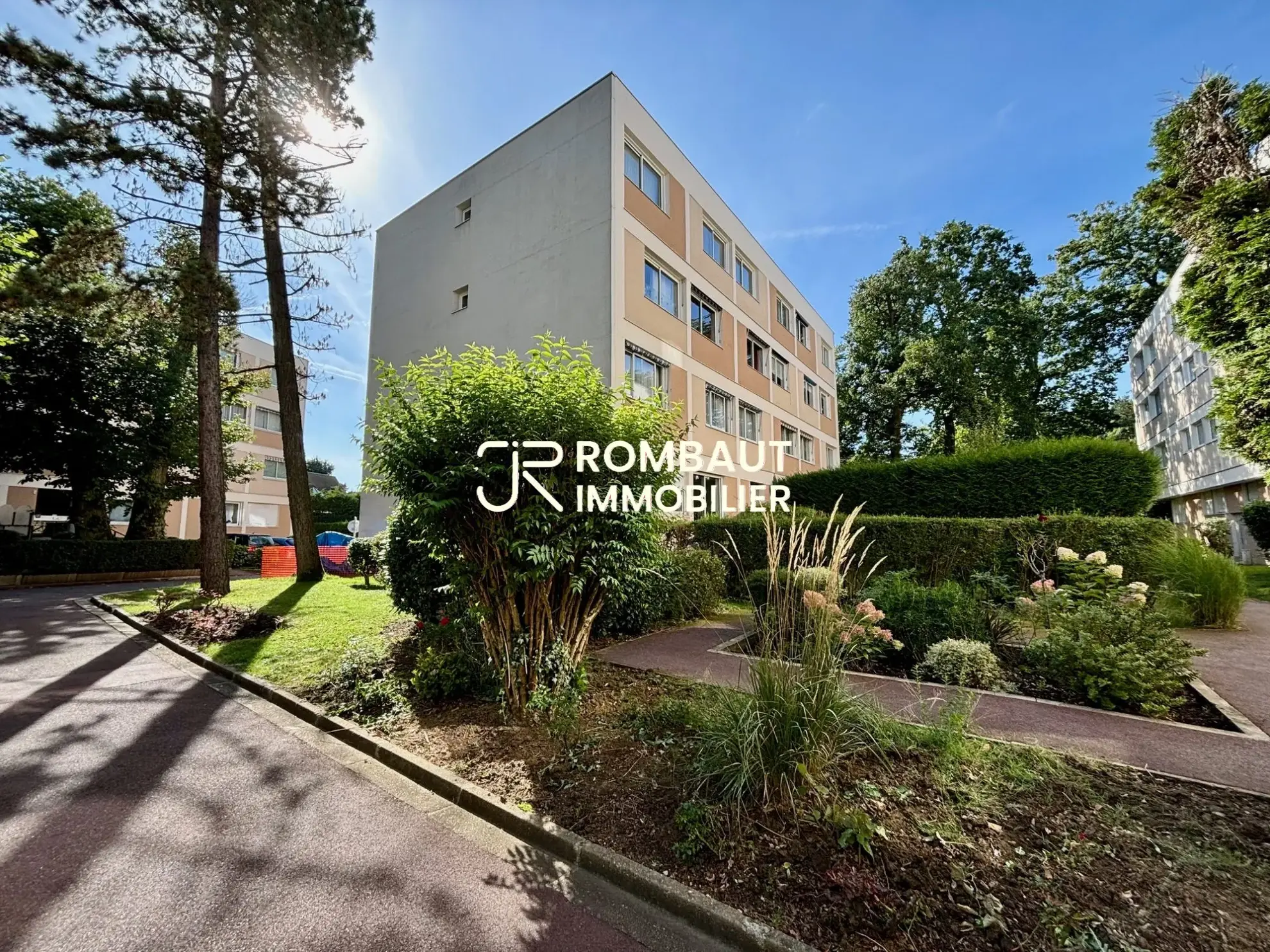 Studio lumineux à La Celle-Saint-Cloud avec stationnement et cuisine équipée 