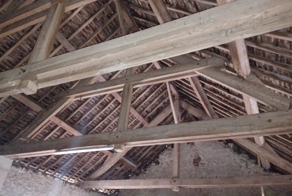 Maison ancienne de village à Montrichard, 2 chambres, cour et grange, idéal premier achat 