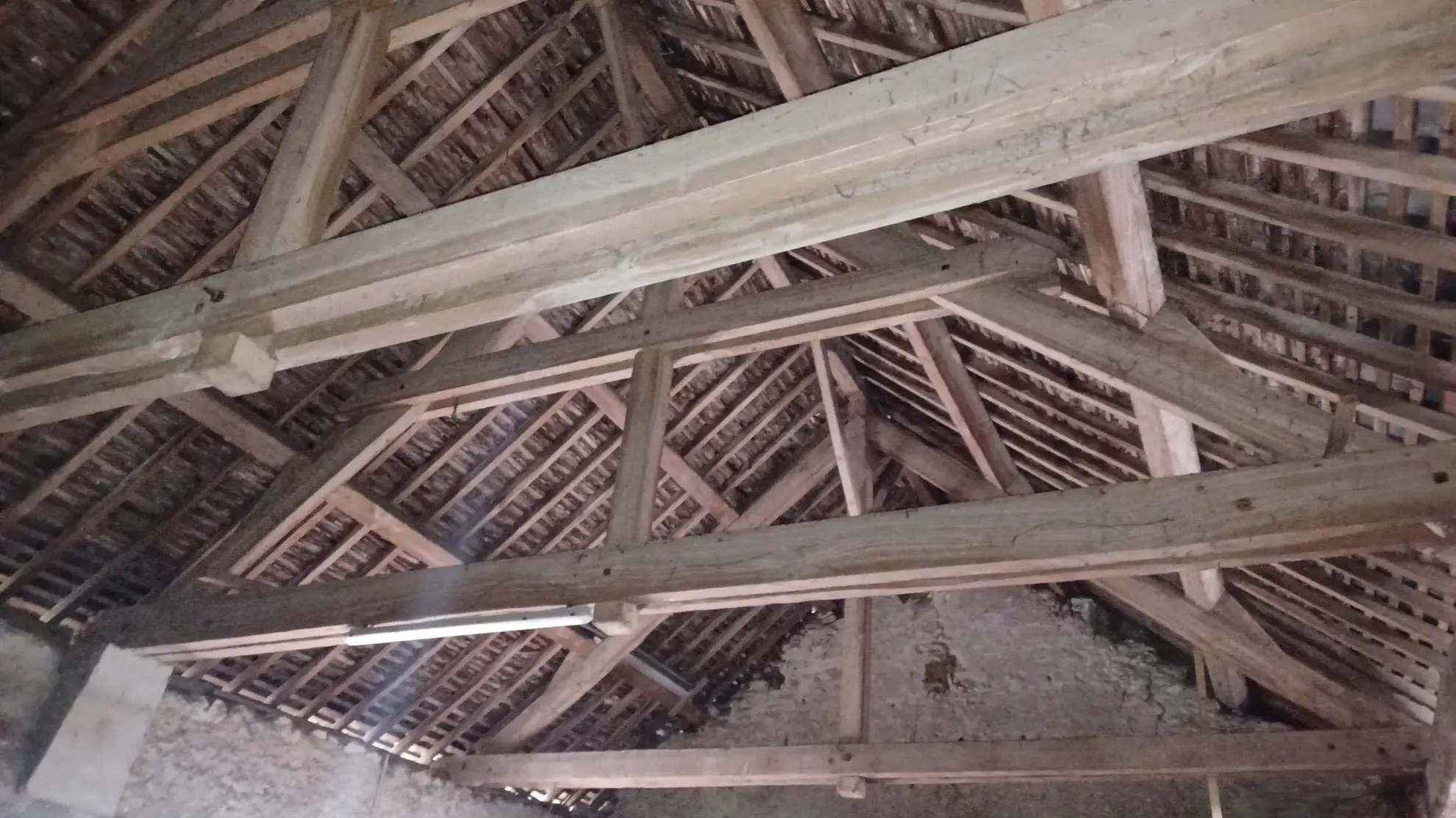 Maison ancienne de village à Montrichard, 2 chambres, cour et grange, idéal premier achat 