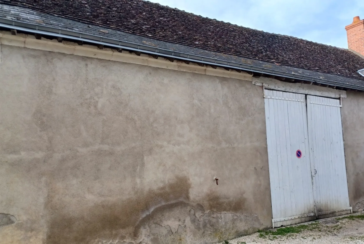 Maison ancienne de village à Montrichard, 2 chambres, cour et grange, idéal premier achat 