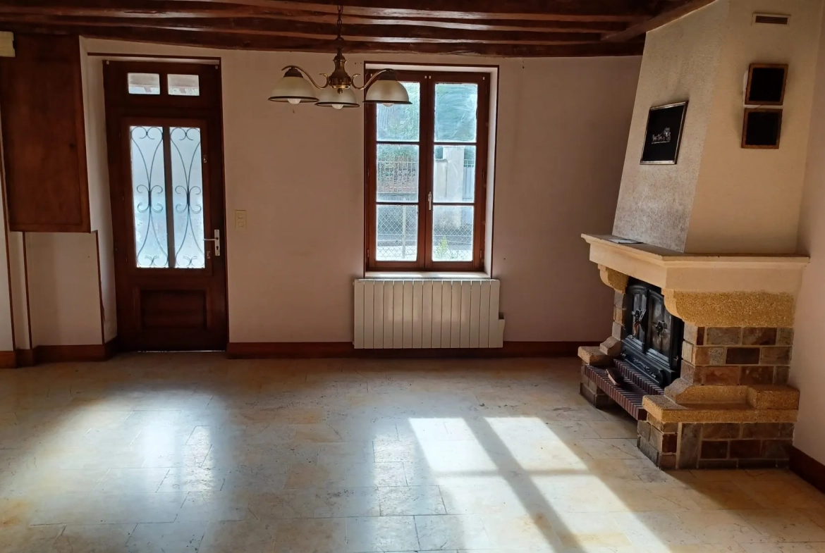 Maison ancienne de village à Montrichard, 2 chambres, cour et grange, idéal premier achat 