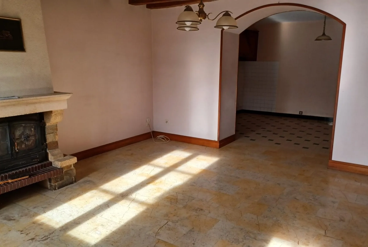 Maison ancienne de village à Montrichard, 2 chambres, cour et grange, idéal premier achat 
