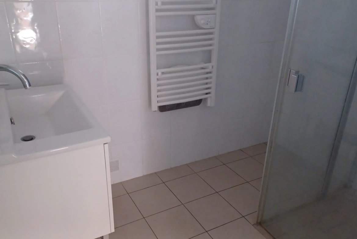 Maison ancienne de village à Montrichard, 2 chambres, cour et grange, idéal premier achat 