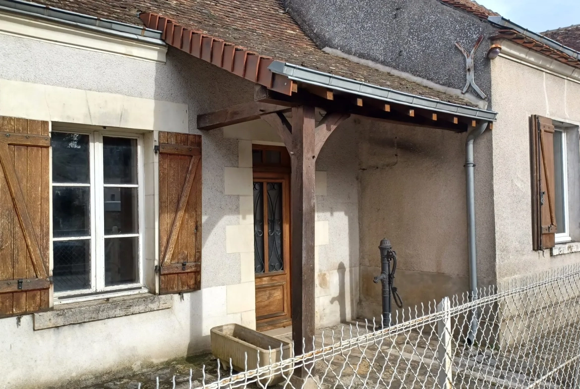 Maison ancienne de village à Montrichard, 2 chambres, cour et grange, idéal premier achat 