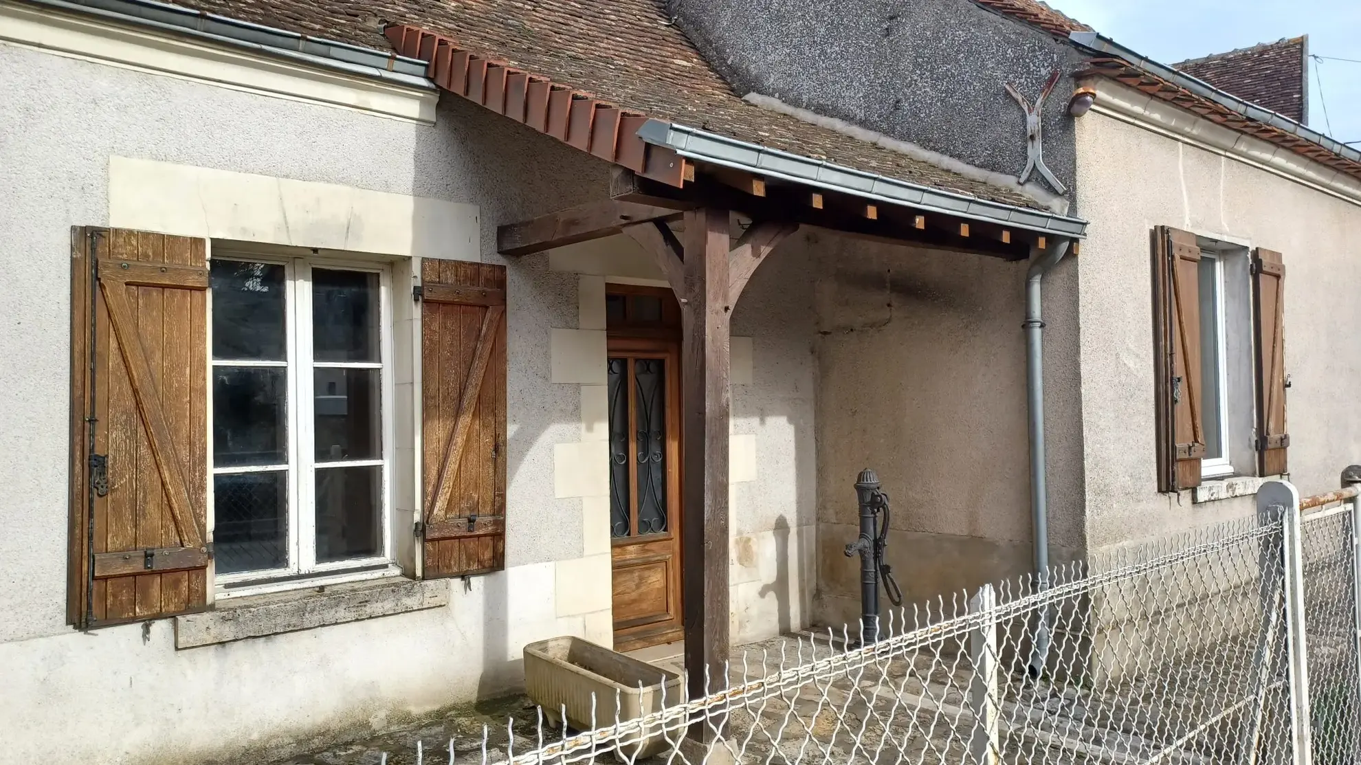 Maison ancienne de village à Montrichard, 2 chambres, cour et grange, idéal premier achat 