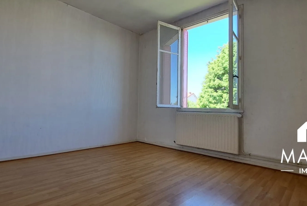Maison en pierre à rénover avec jardin et garage à Châlons-en-Champagne 