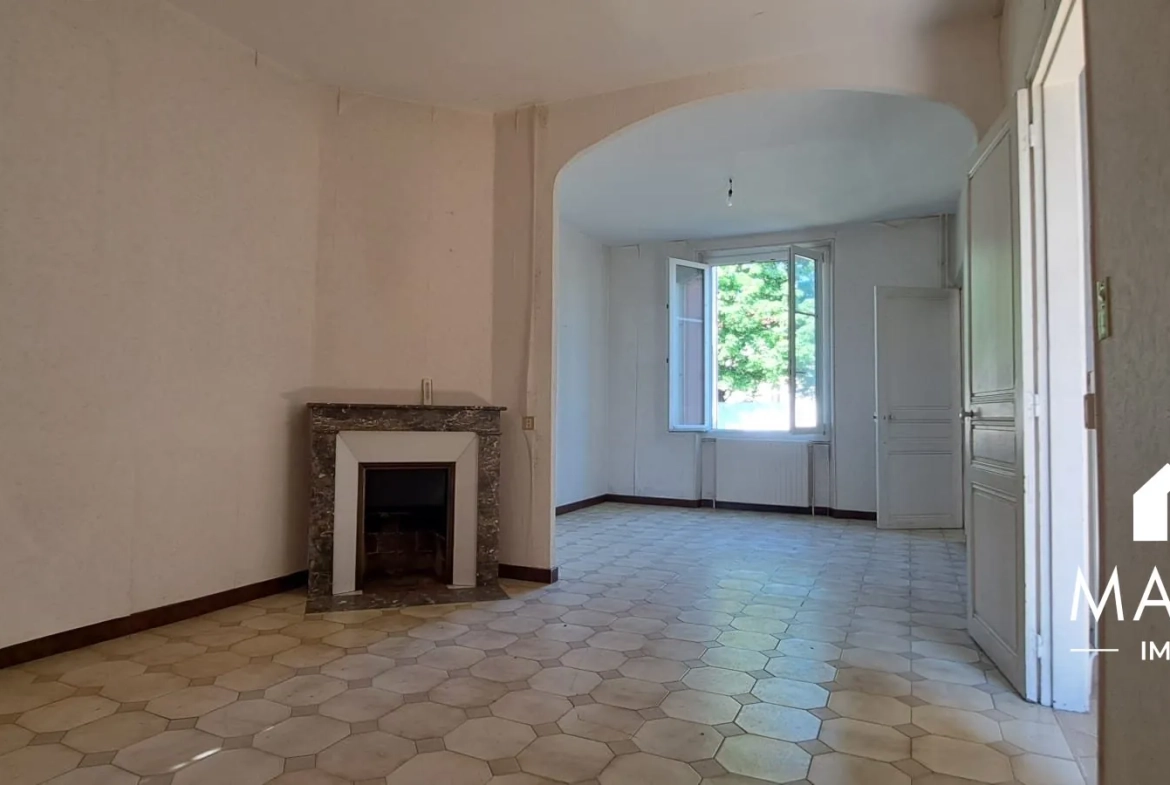 Maison en pierre à rénover avec jardin et garage à Châlons-en-Champagne 