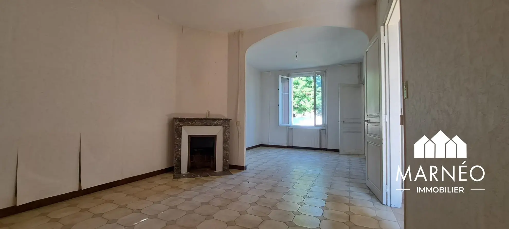 Maison en pierre à rénover avec jardin et garage à Châlons-en-Champagne 