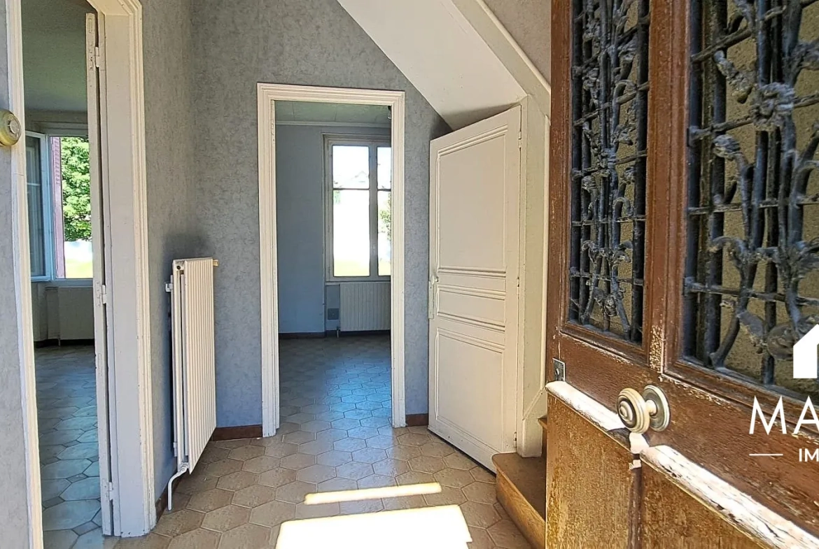 Maison en pierre à rénover avec jardin et garage à Châlons-en-Champagne 