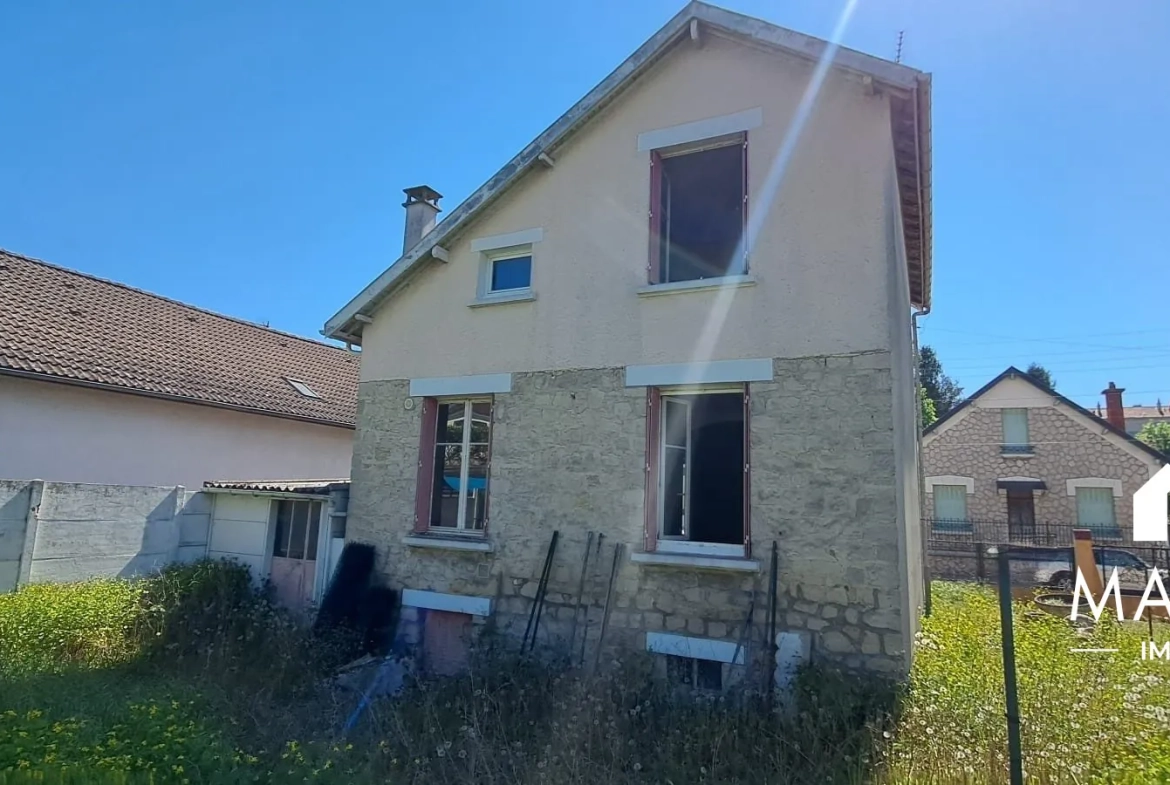 Maison en pierre à rénover avec jardin et garage à Châlons-en-Champagne 