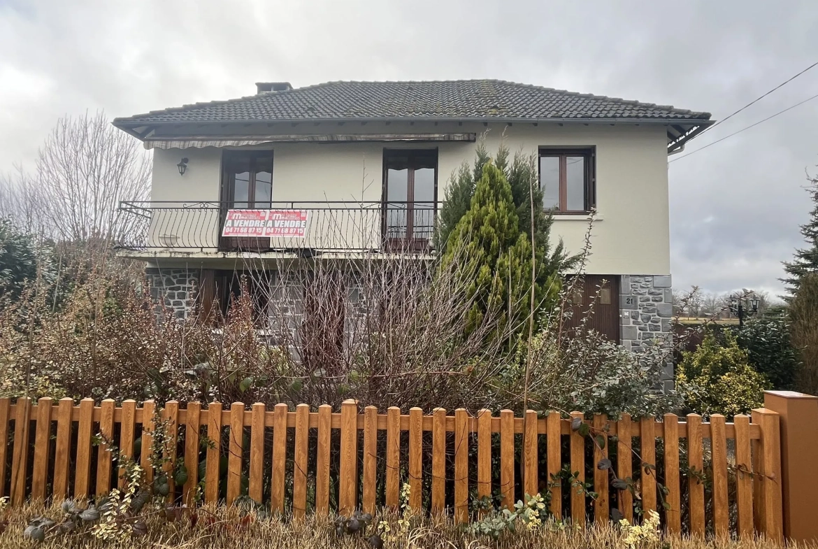 Maison familiale de 115 m² à Pleaux avec garage et véranda 