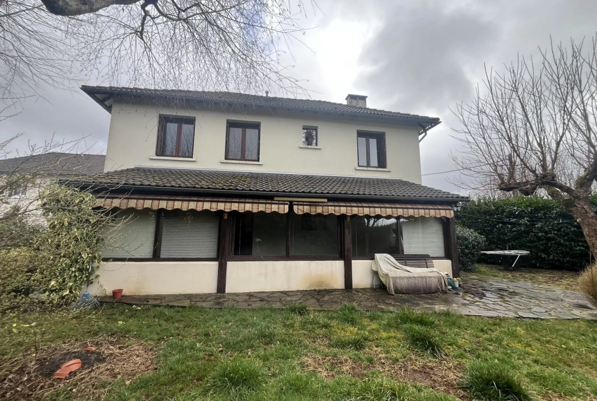 Maison familiale de 115 m² à Pleaux avec garage et véranda 