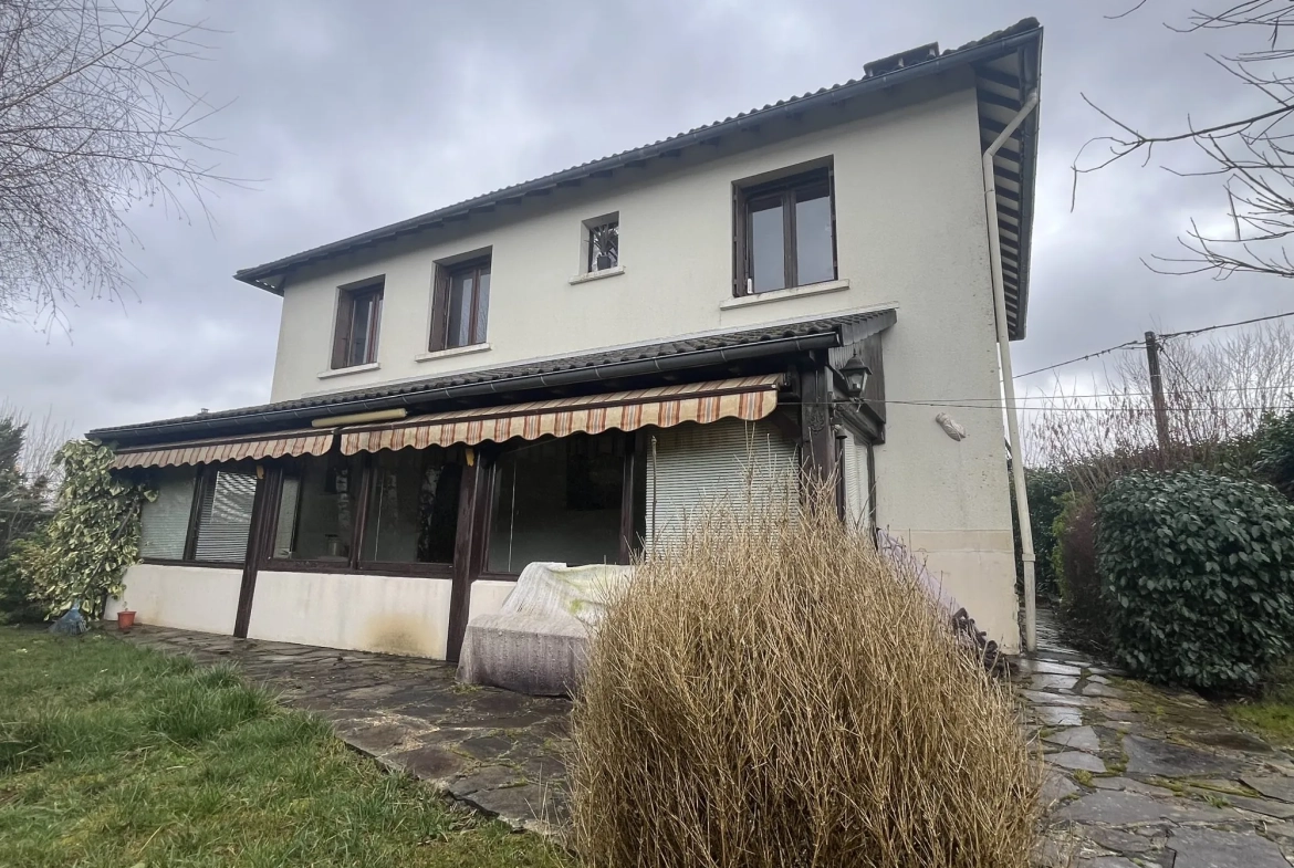 Maison familiale de 115 m² à Pleaux avec garage et véranda 