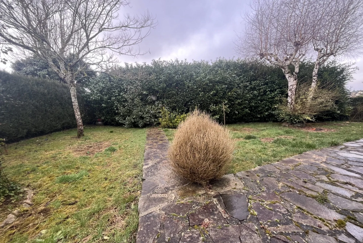 Maison familiale de 115 m² à Pleaux avec garage et véranda 