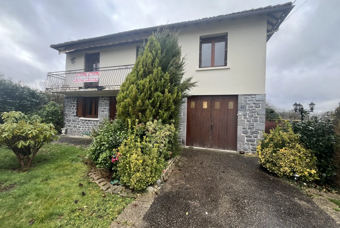 Maison familiale de 115 m² à Pleaux avec garage et véranda 