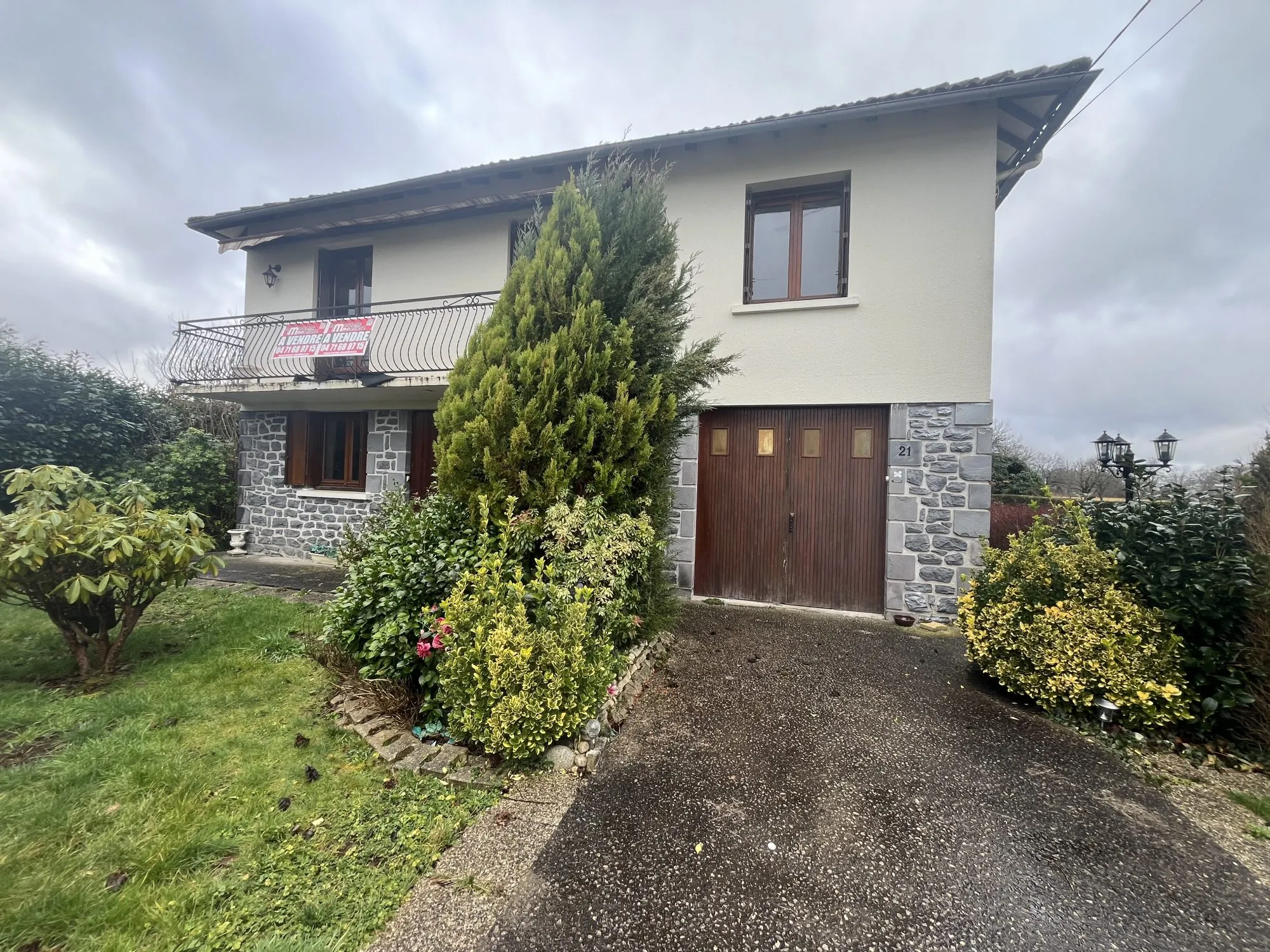 Maison familiale de 115 m² à Pleaux avec garage et véranda 