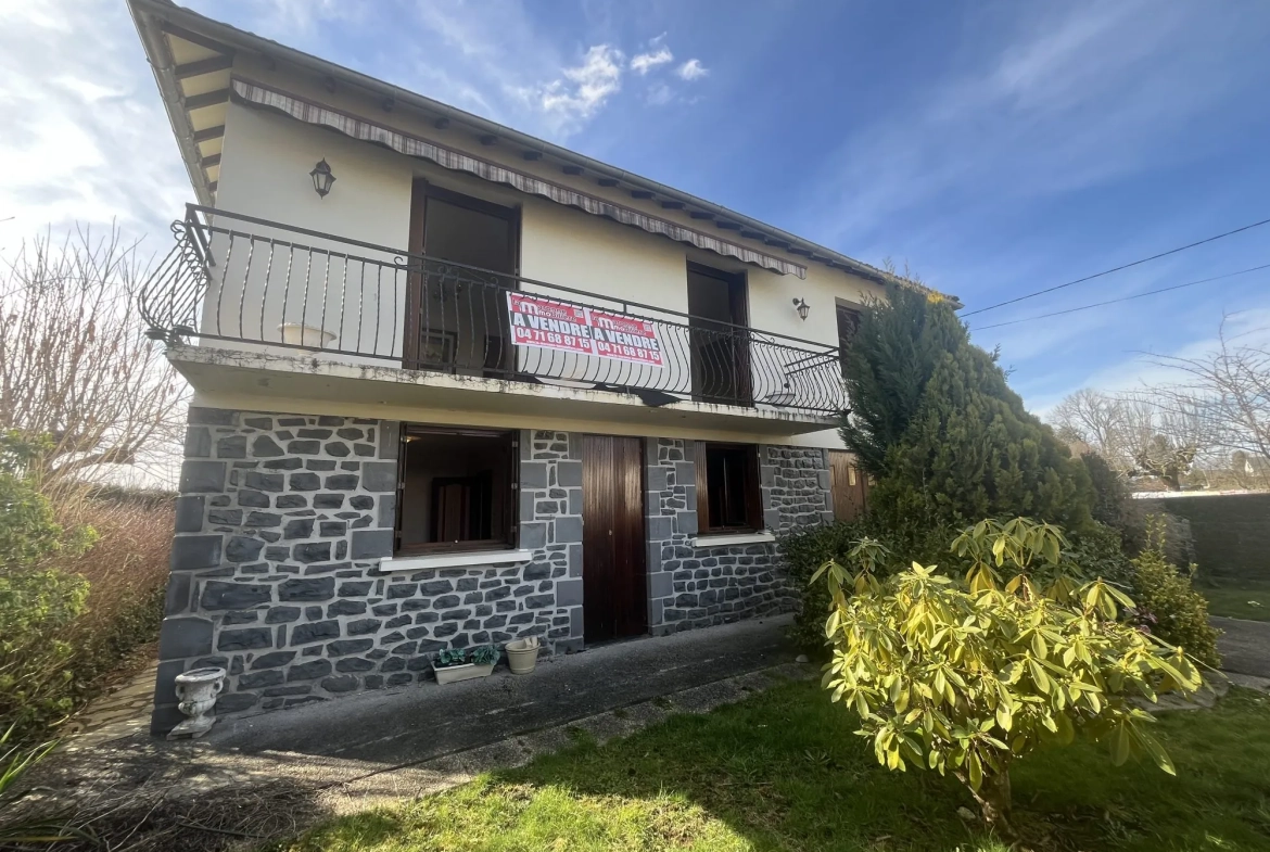 Maison familiale de 115 m² à Pleaux avec garage et véranda 
