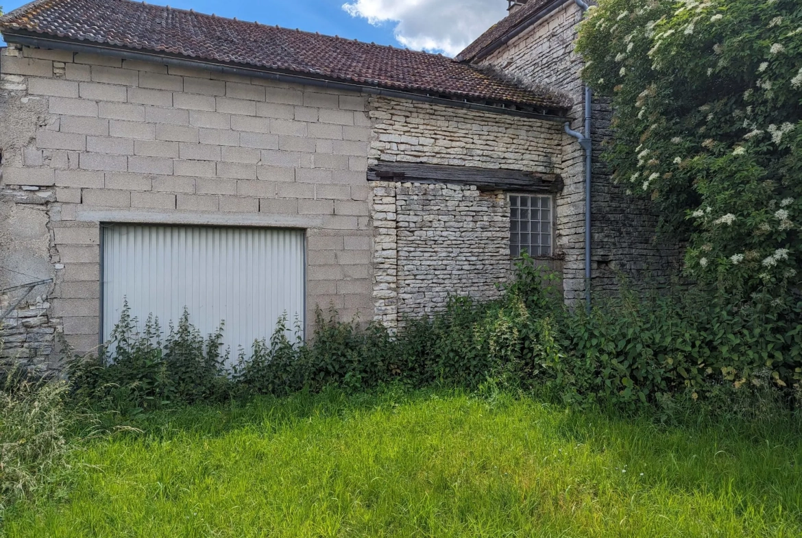 Grande maison à rénover avec jardin près de Vermenton - Potentiel exceptionnel 