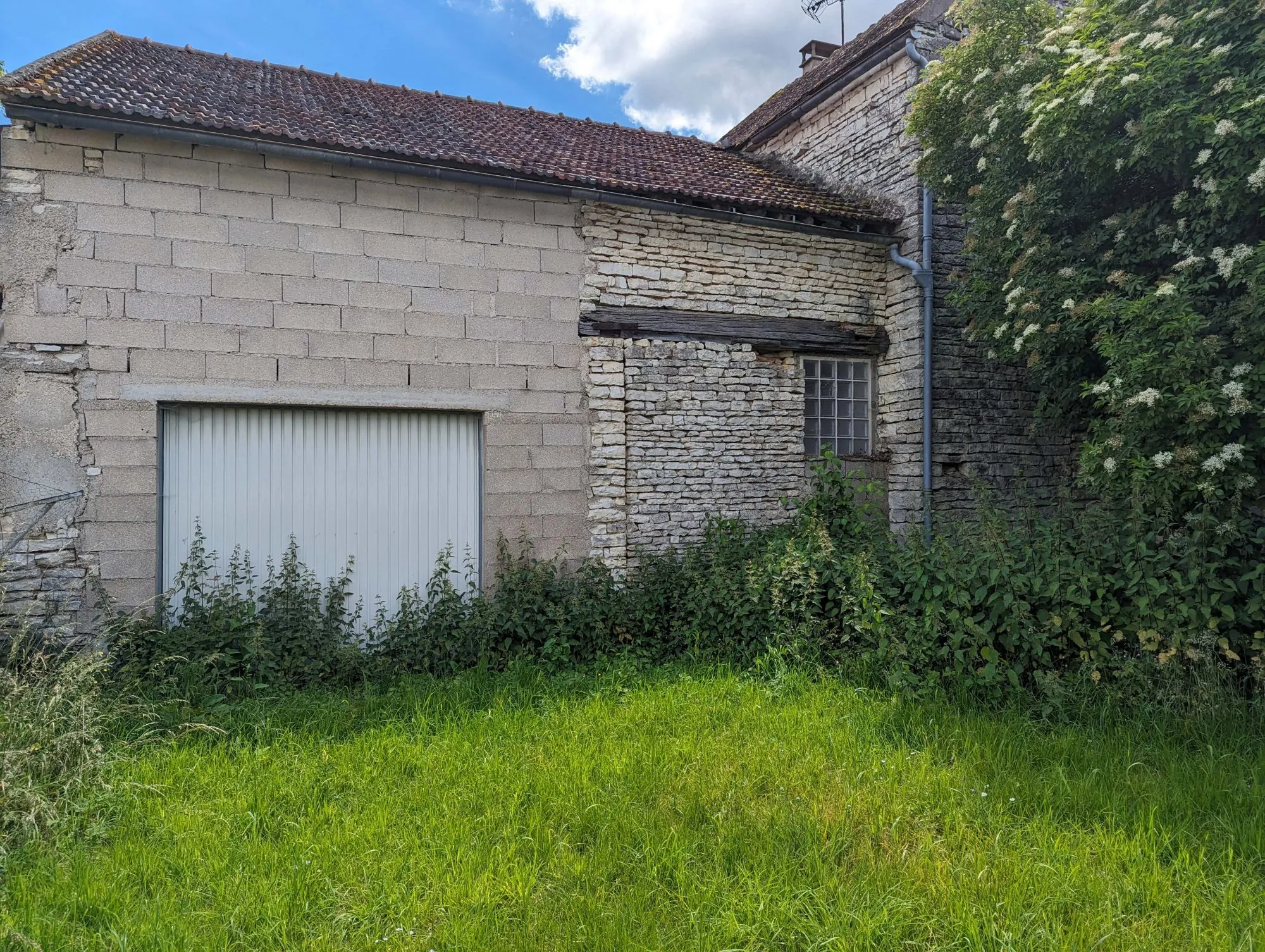 Grande maison à rénover avec jardin près de Vermenton - Potentiel exceptionnel 