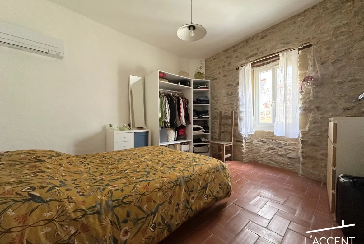 Maison de village en pierres avec terrasse à Aigremont, charme et confort 