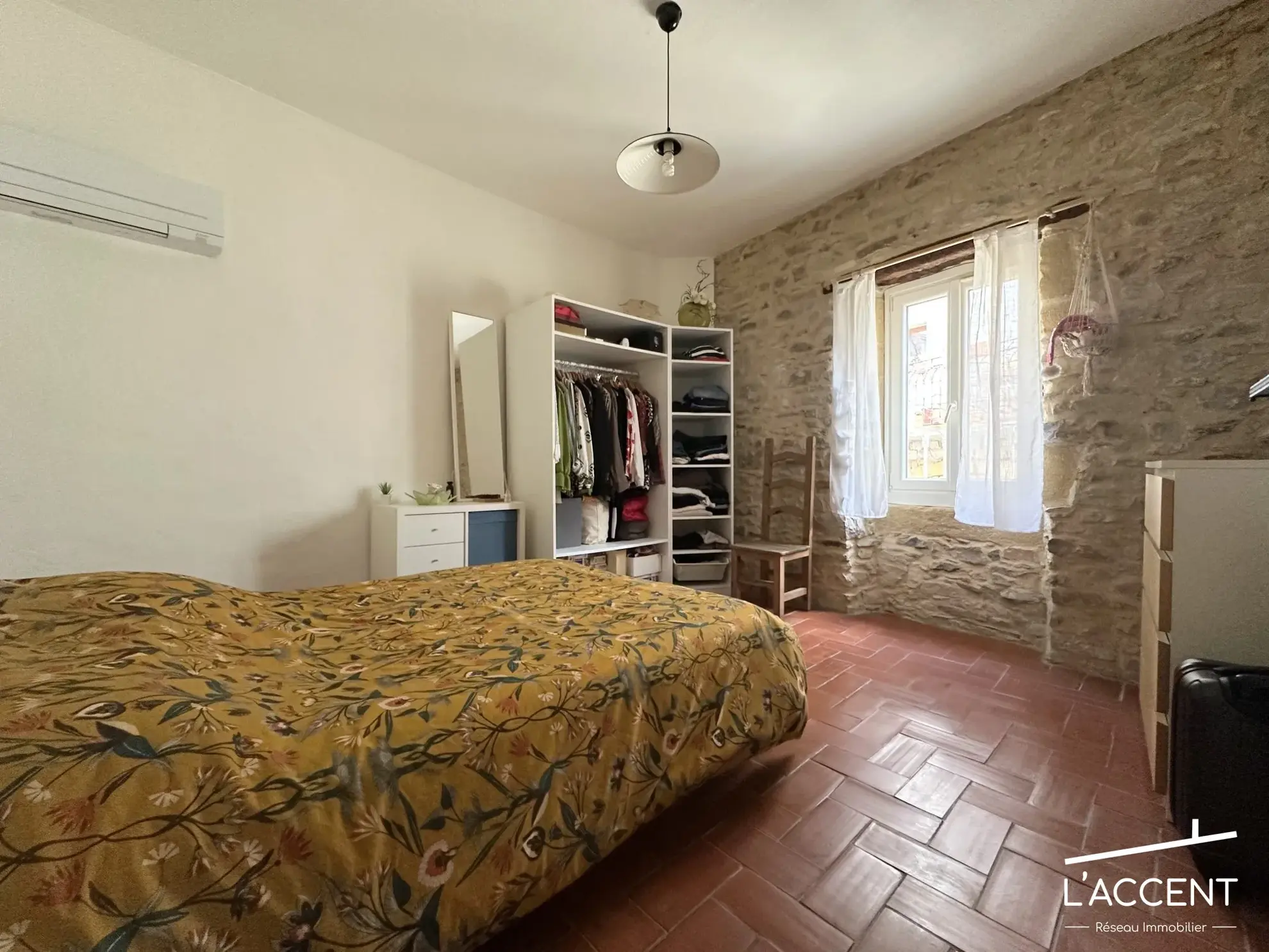 Maison de village en pierres avec terrasse à Aigremont, charme et confort 