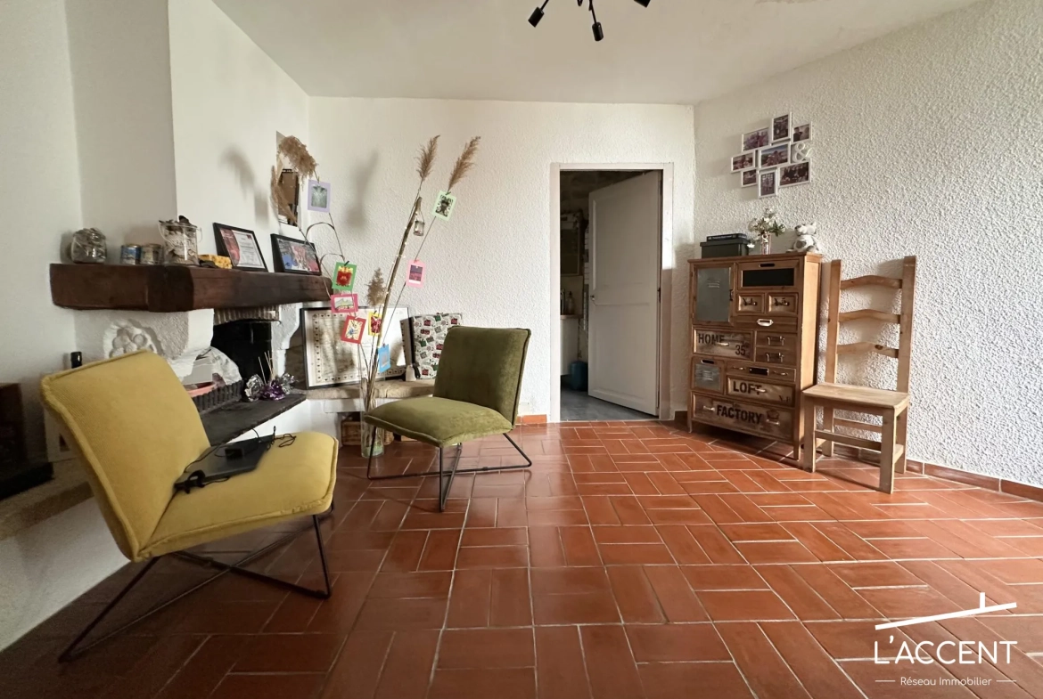 Maison de village en pierres avec terrasse à Aigremont, charme et confort 