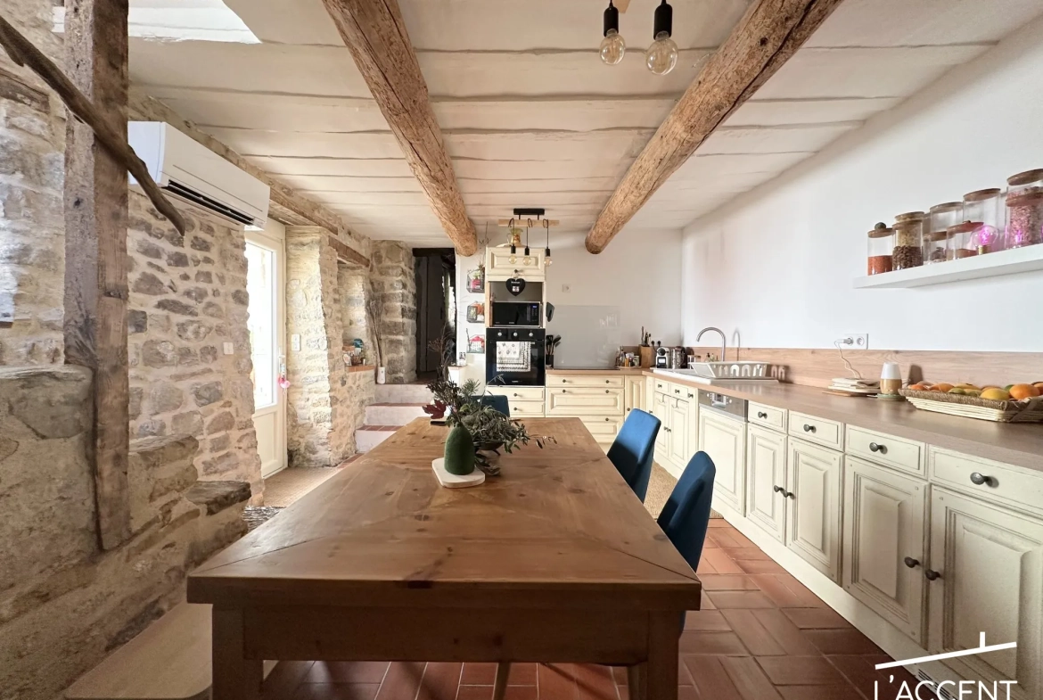 Maison de village en pierres avec terrasse à Aigremont, charme et confort 