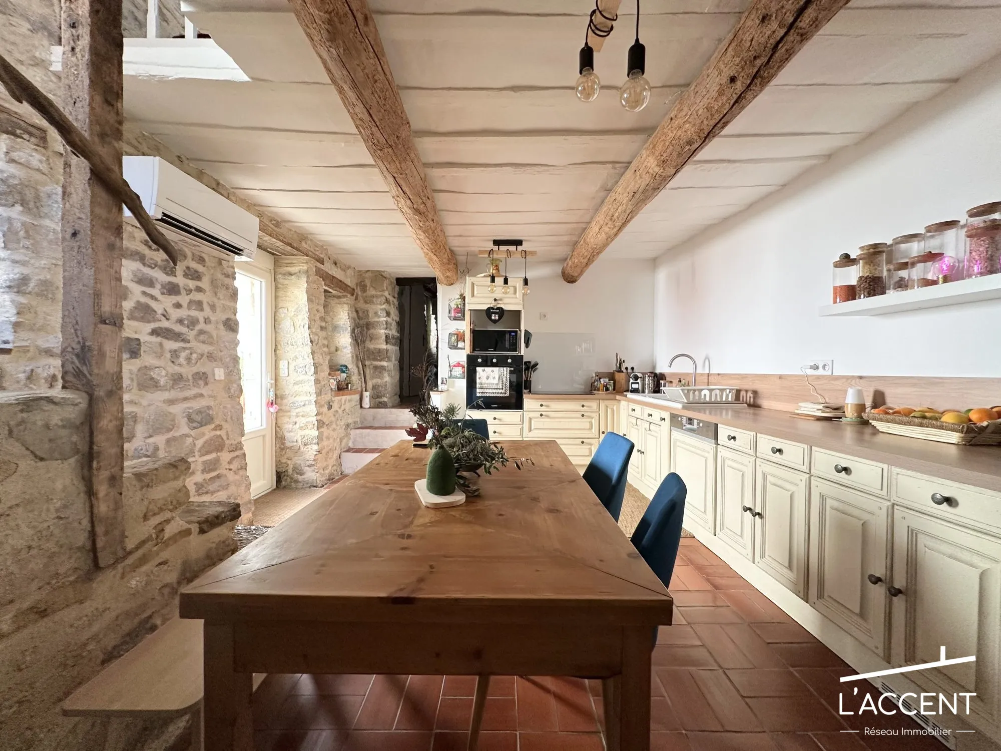 Maison de village en pierres avec terrasse à Aigremont, charme et confort 