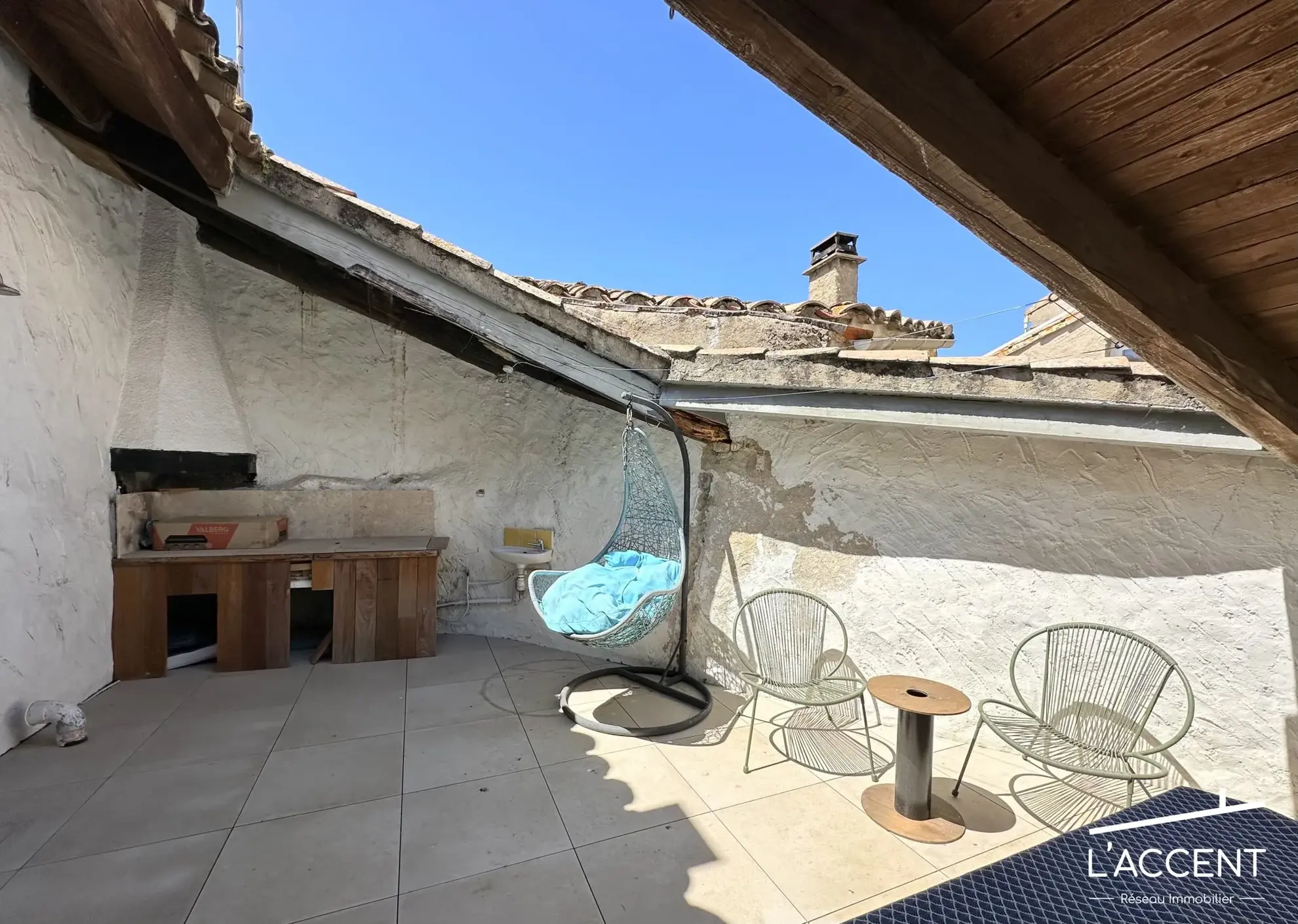 Maison de village en pierres avec terrasse à Aigremont, charme et confort 