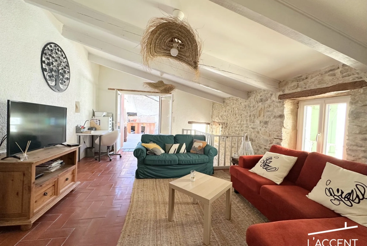 Maison de village en pierres avec terrasse à Aigremont, charme et confort 