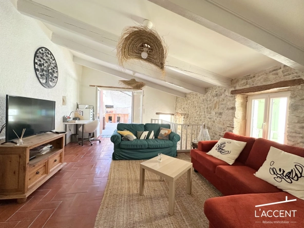 Maison de village en pierres avec terrasse à Aigremont, charme et confort