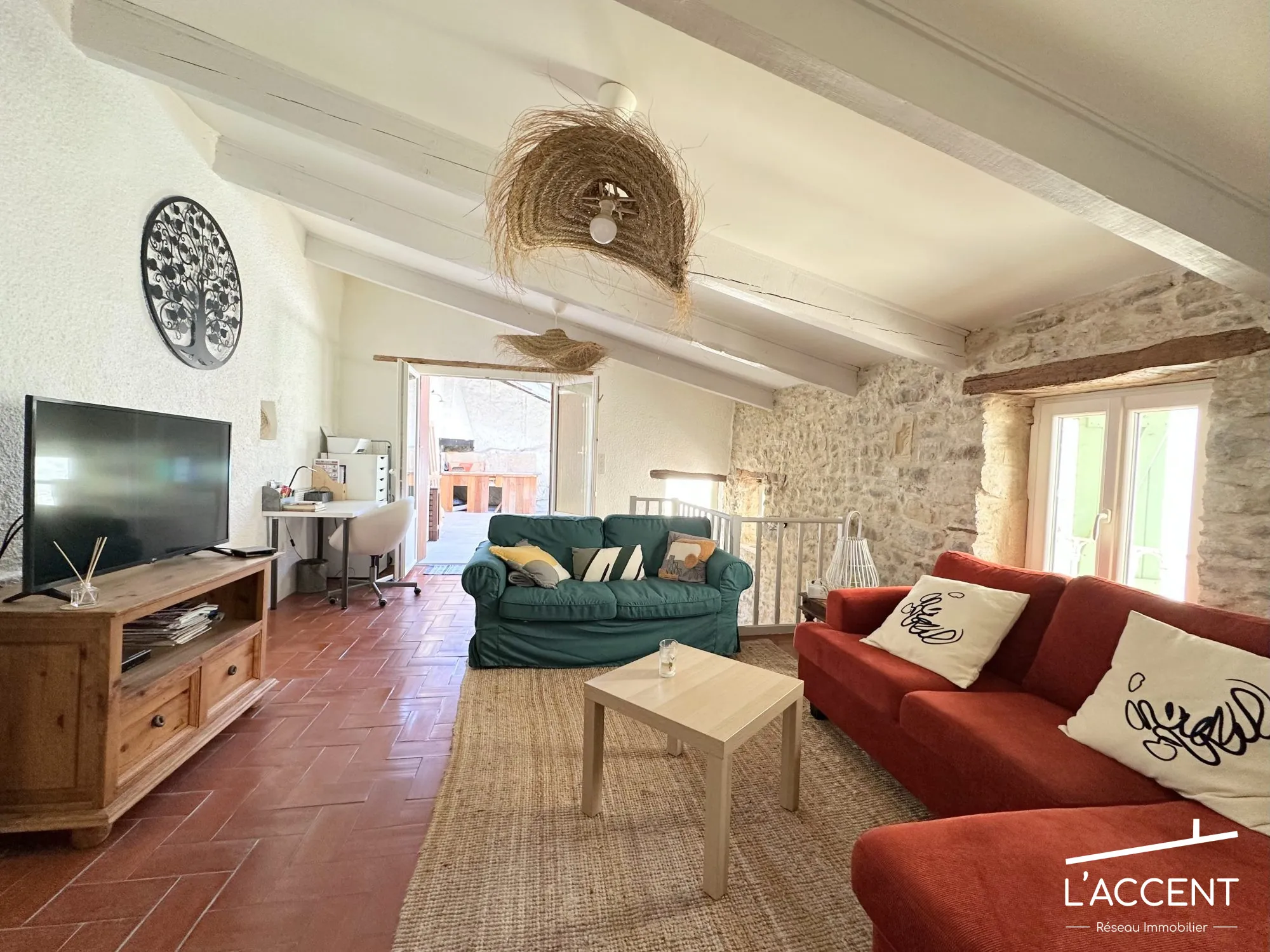 Maison de village en pierres avec terrasse à Aigremont, charme et confort 