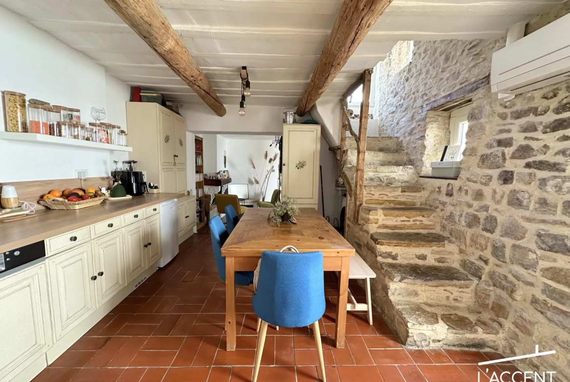 Maison de village en pierres avec terrasse à Aigremont, charme et confort 